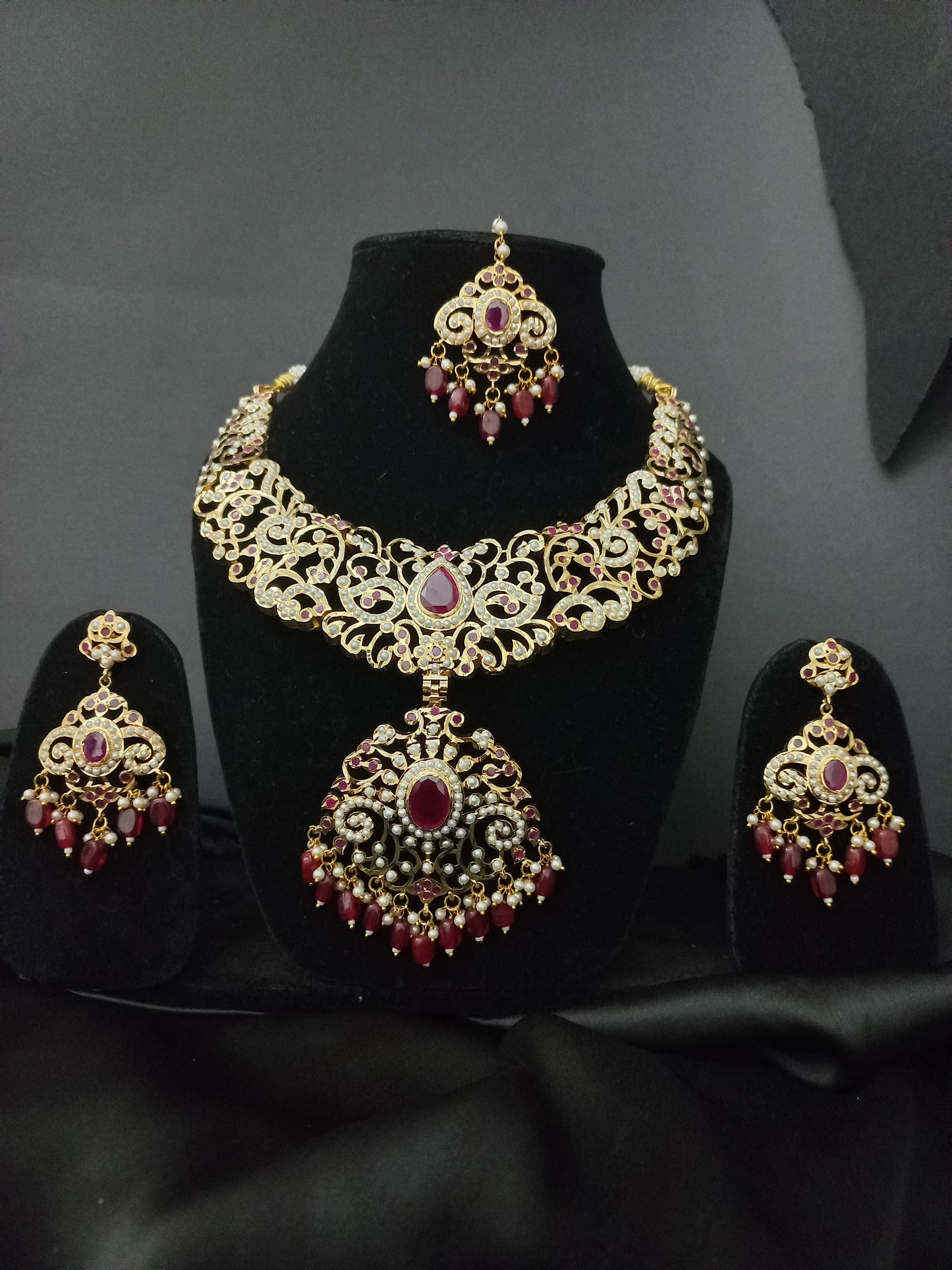 Jadau Neckpiece Crafted in 1o grams Gold with Maang Tikka