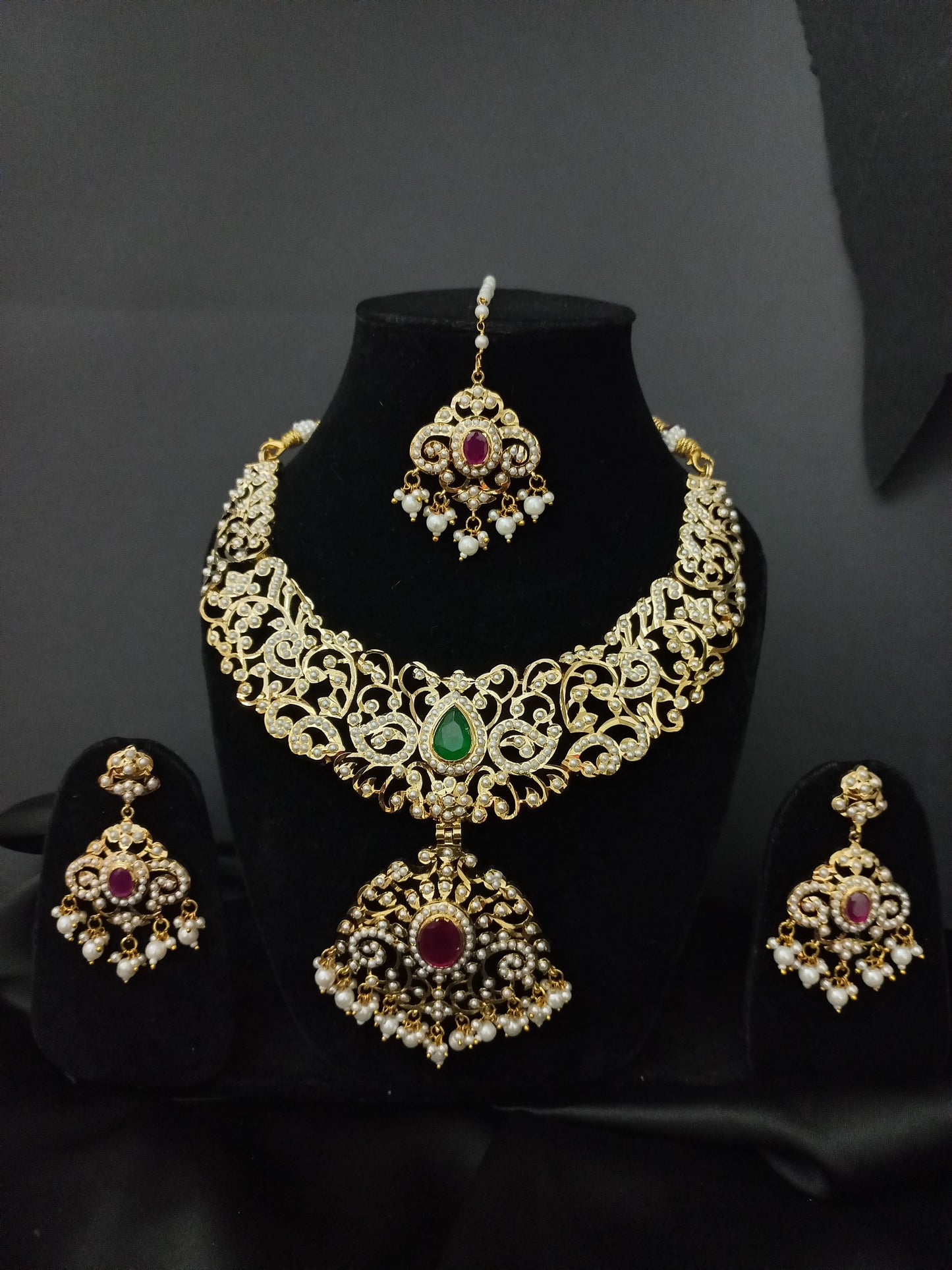 Jadau Neckpiece Crafted in 1o grams Gold with Maang Tikka